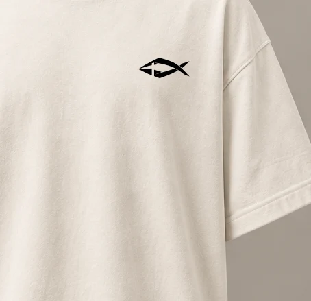 Detalhe do logo original preto aplicado em camiseta clara