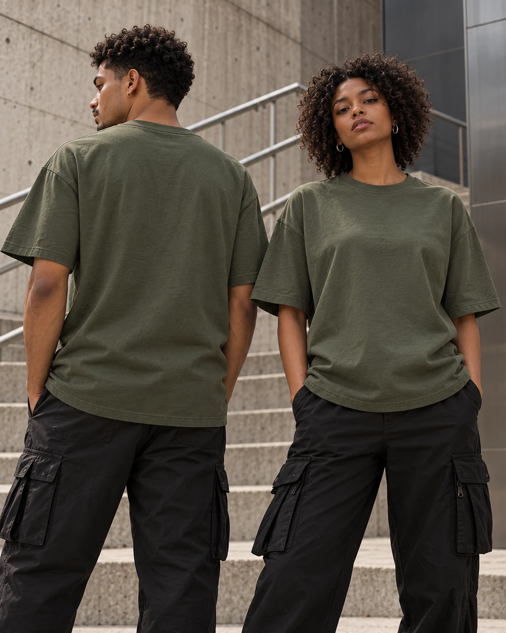 Jovens com camisetas verde musgo e vestuário urbano